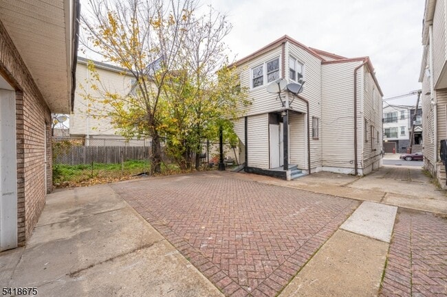 Building Photo - 334 Pine St