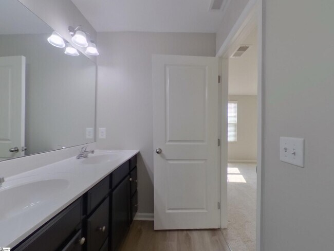 Building Photo - 120 Castlebrook Dr