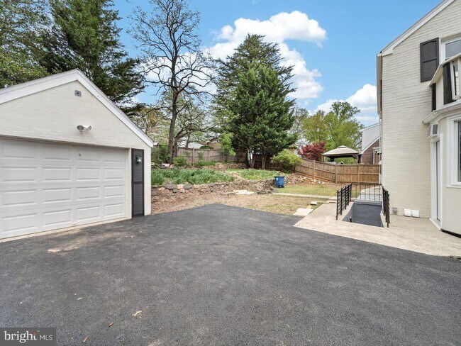 Building Photo - 10506 Lorain Ave