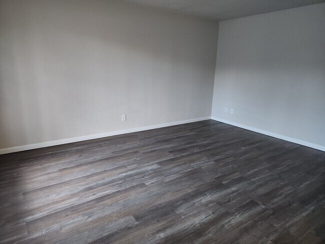 Building Photo - IMMEDIATE MOVE IN