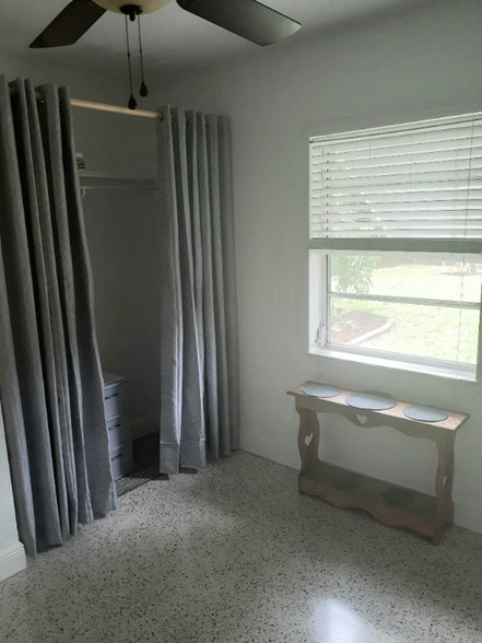 Building Photo - 117 SE Solaz Ave