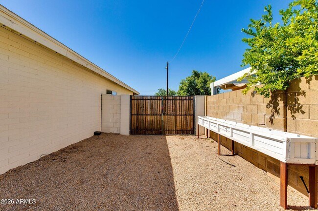 Building Photo - 5002 E Mitchell Dr