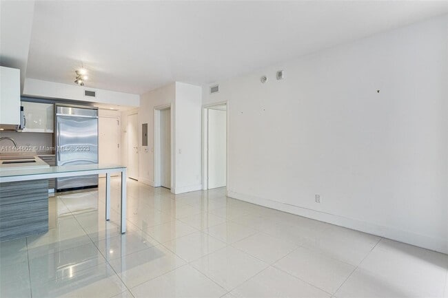 Building Photo - 1300 Brickell Bay Dr