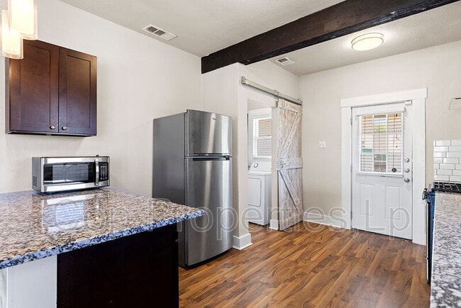 Building Photo - 916 Iowa St