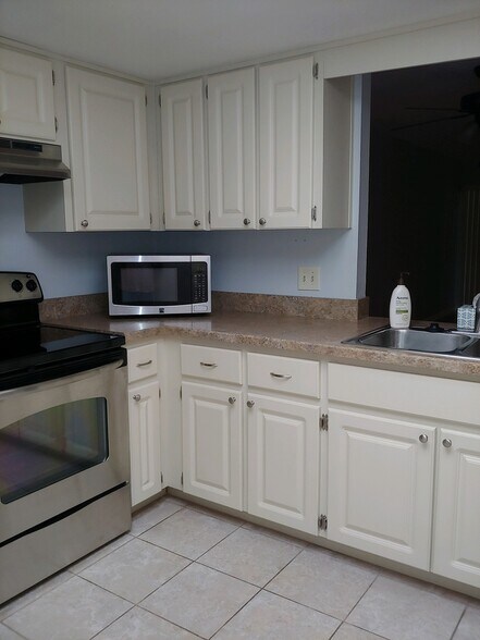 Building Photo - 63 Douglas St