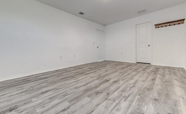 Building Photo - 2704 Shimsham Dr