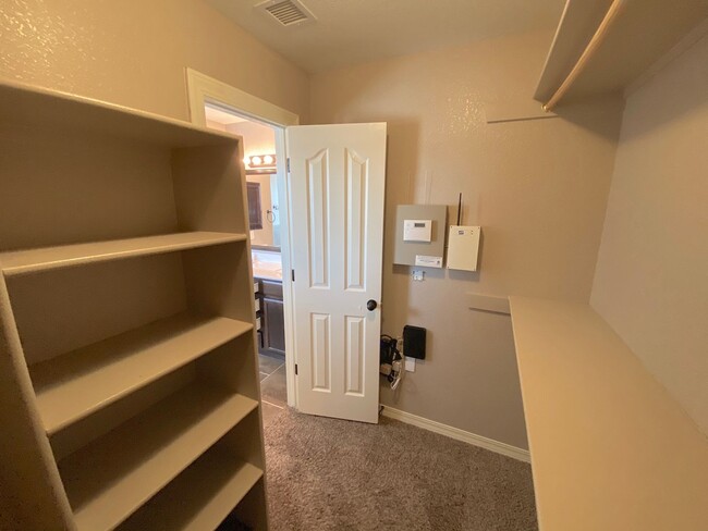 Building Photo - East El Paso LARGE 4 bed Refrig A/C!