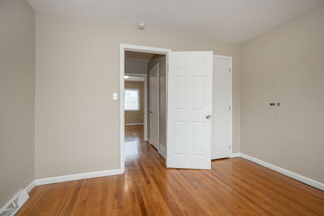 Building Photo - 2 BED 1.5 BATH CONDO IN WARRENSVILLE HEIGHTS!