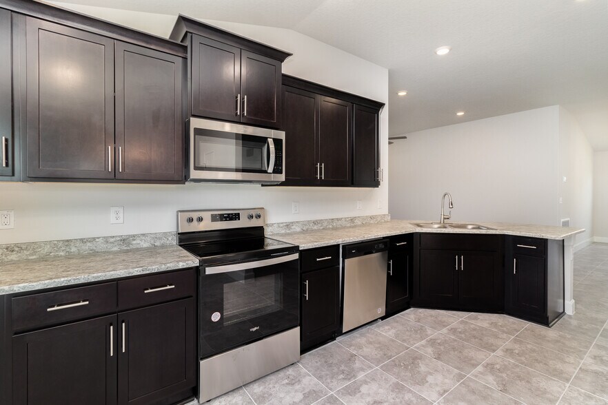 Building Photo - 1844 Middlebury Dr SE