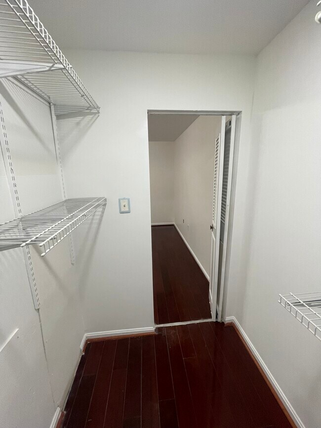 Building Photo - 14 Canterbury Sq