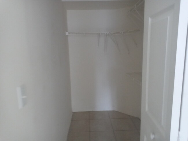 Building Photo - SPACIOUS 2BED/1DEN/2BATH