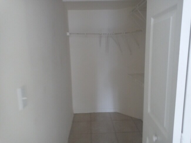 Building Photo - Spacious 3bedroom, 3bath condo unit