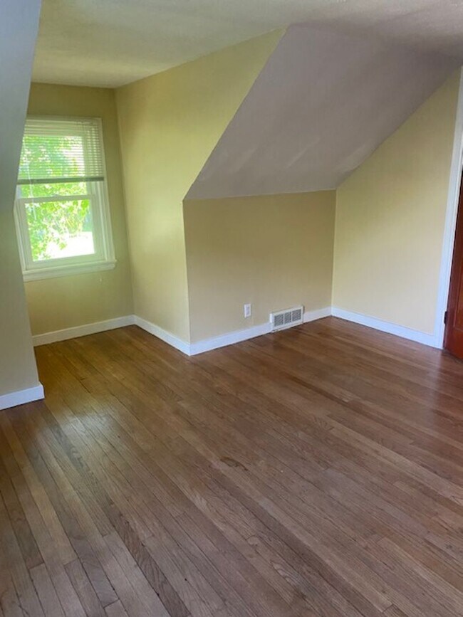 Building Photo - 124 Maxwell Ave