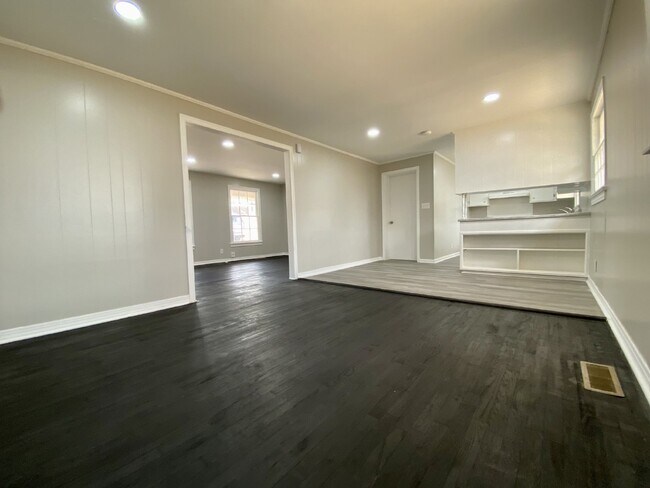 Building Photo - "Charming 3-Bedroom Rental with Hardwood Floors in Florence, AL - A Must-See!"