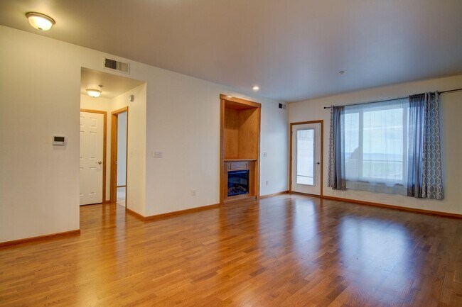 Building Photo - Spacious 2 Bed 2 Bath Condo with Private Balcony