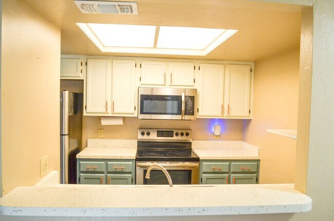 Building Photo - FIRST MONTH FREE! Rockwood Villas 3 bedroom 3 bath