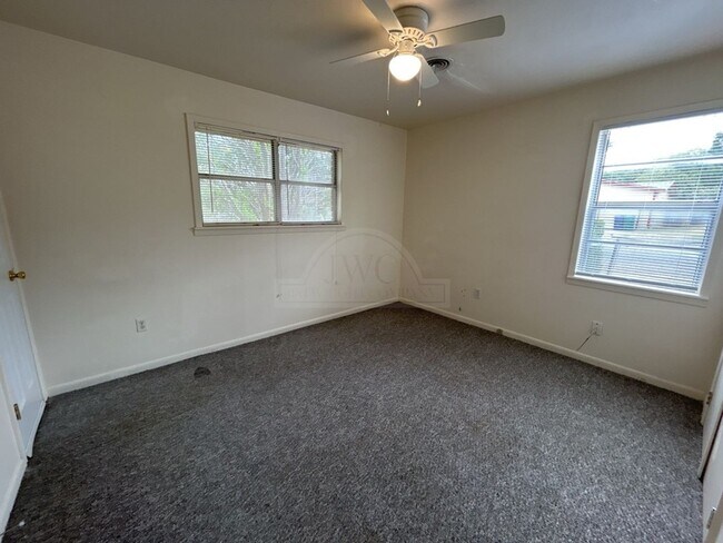 Building Photo - 2134 Circle Dr