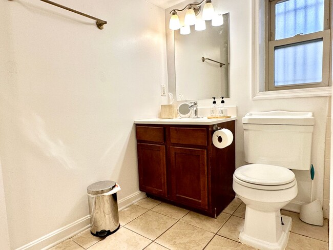 Building Photo - 2 Bed 1 Bath Adams Morgan