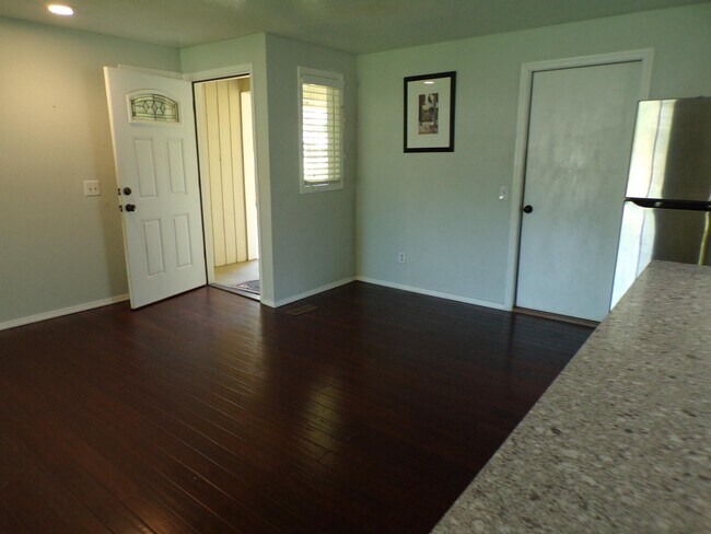 Building Photo - 11865 SW Ebberts Ct