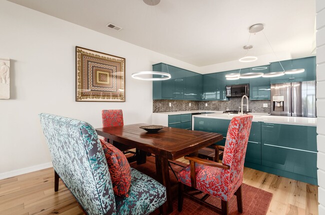 Kitchen/dining area - 1300 Northwest Blvd