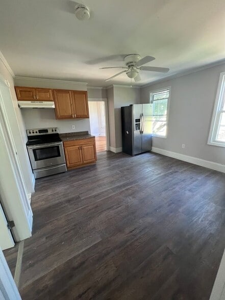 Building Photo - 3 Lussier St