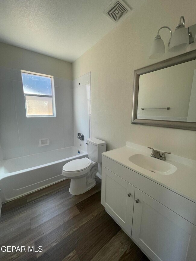 Building Photo - 204 Prado Rd