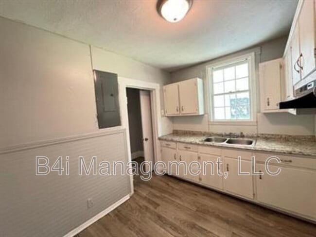 Building Photo - 1111 Henry Ave