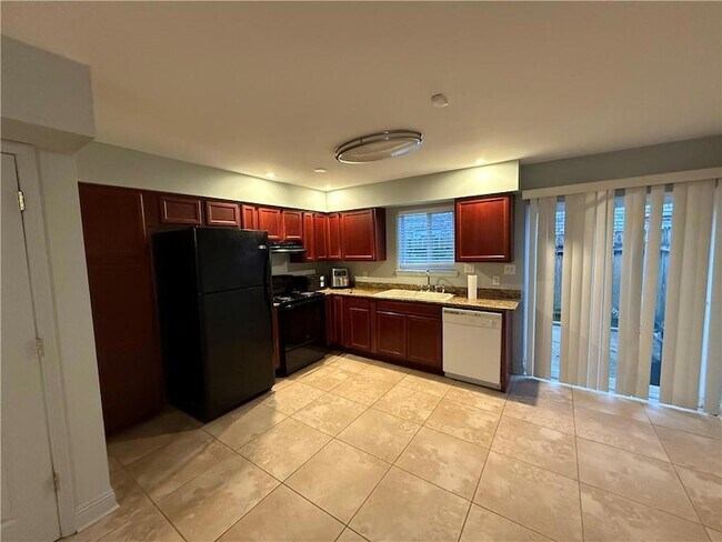 Building Photo - 3213 Golden Dr