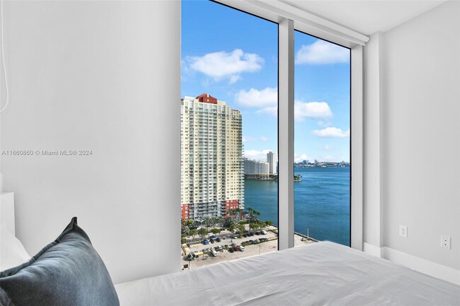 Building Photo - 1300 Brickell Bay Dr