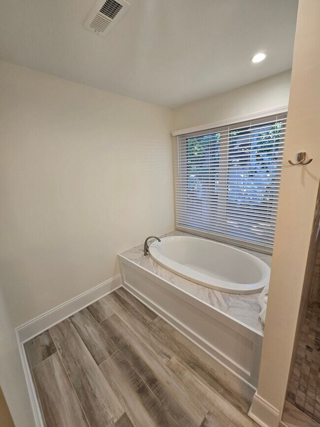Building Photo - 7401 Mariner Cove Dr