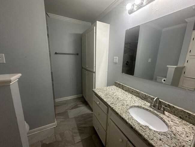 Building Photo - Cozy remodeled home