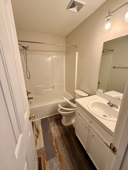 Building Photo - 231 Autumnview Ct