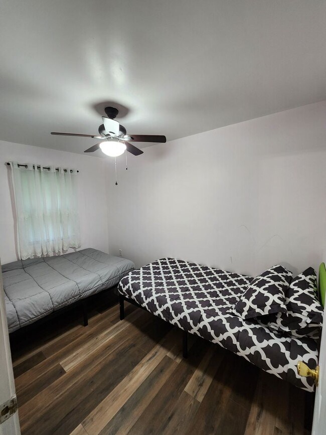 Building Photo - Updated 2 bedroom Home in Amenity Filled C...
