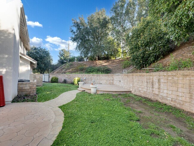 Building Photo - Spacious Newbury Park Rental | Grand Entry, Bonus Room & Covered Patio