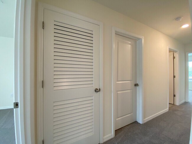 Building Photo - Avalon Woods 4/3/2 ***WON'T LAST***