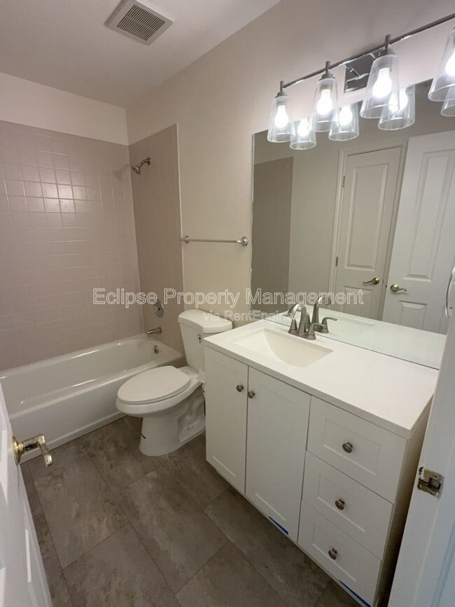 Building Photo - 714 E Harbor Cir
