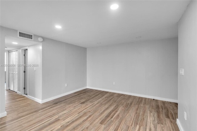 Building Photo - 9320 Fontainebleau Blvd