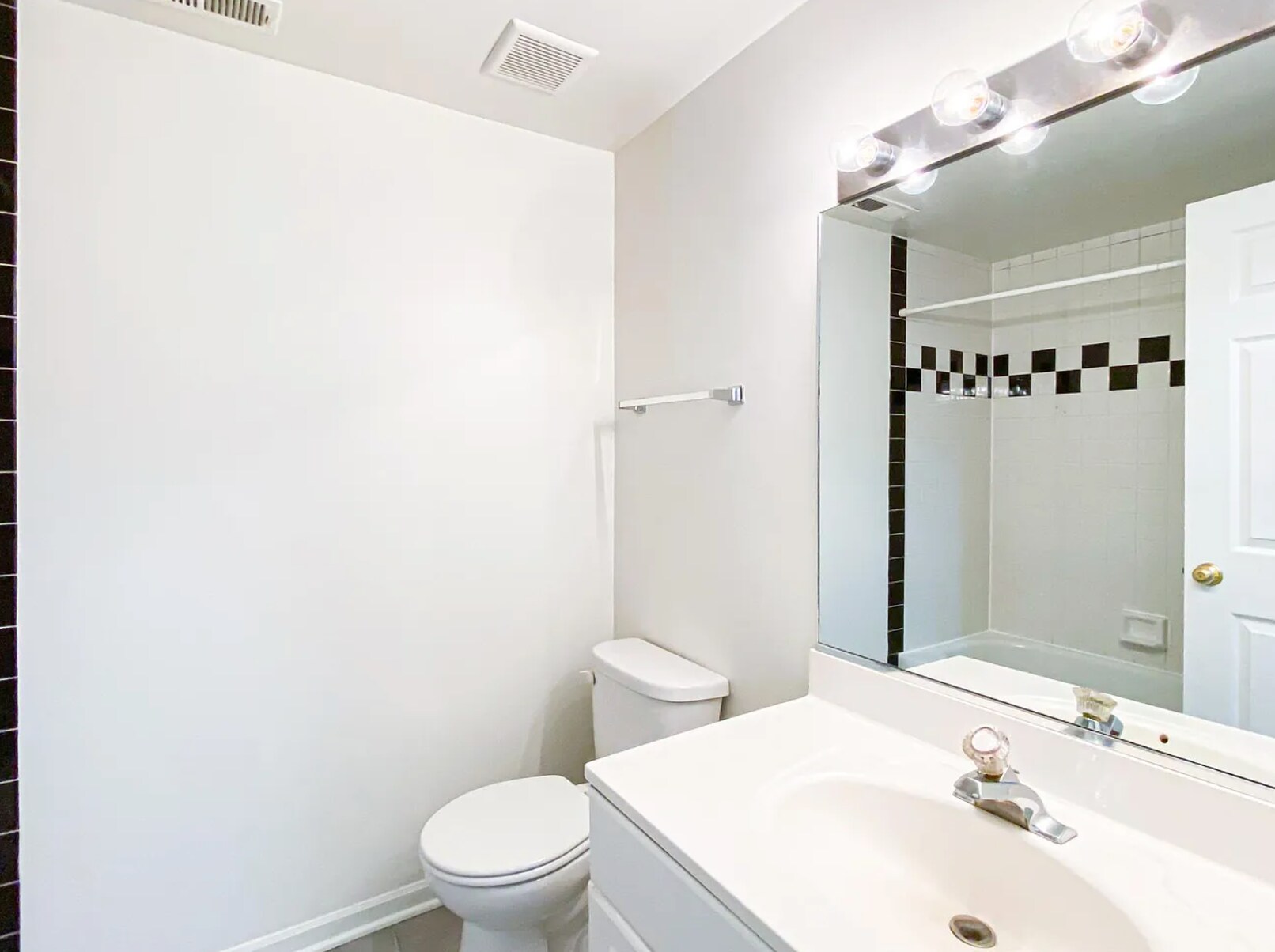 Building Photo - 1812 W Thomas St