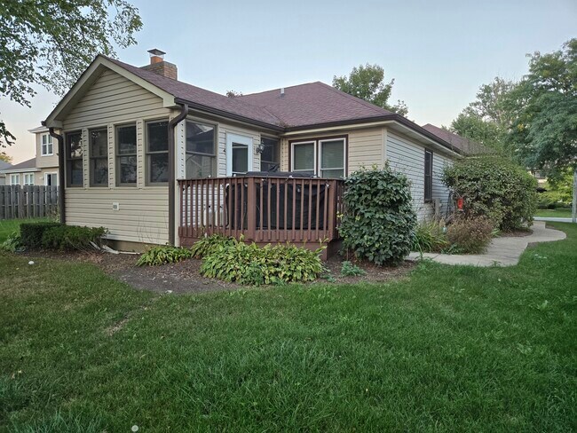 Building Photo - 525 Old Country Way