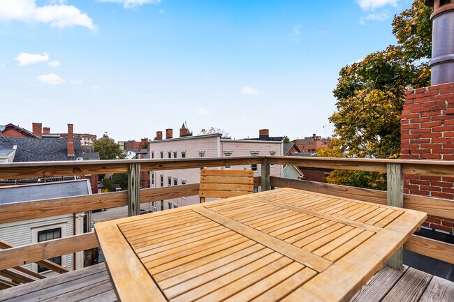 Building Photo - 34 Pine St