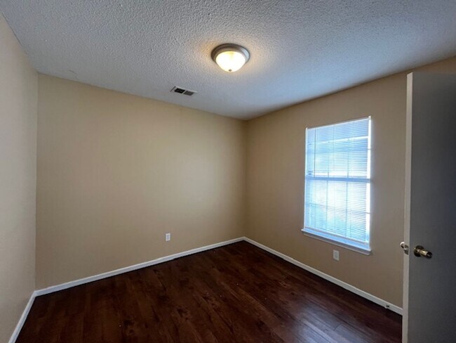 Building Photo - Renovated 3 Bedroom 2 Bath Home for Rent!!...