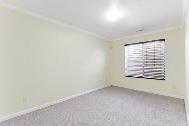 Building Photo - Light and bright 4-bedroom 3 bath beauty i...