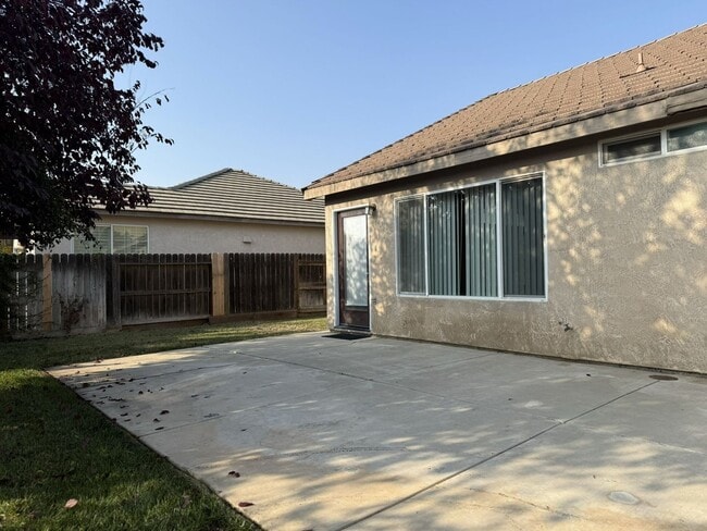 Building Photo - Available Now! Spacious home located in North Merced