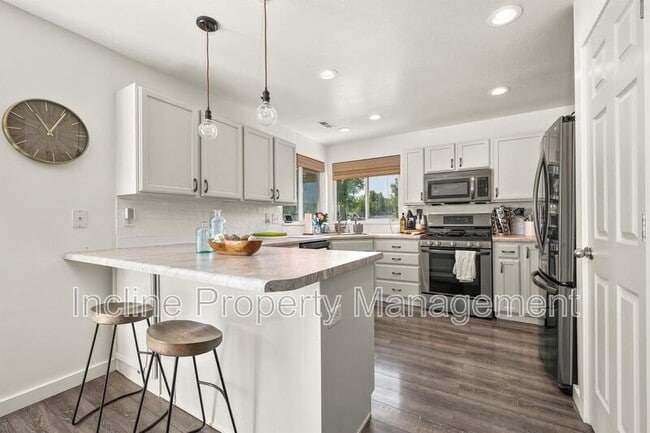 Building Photo - 702 Durham Dr