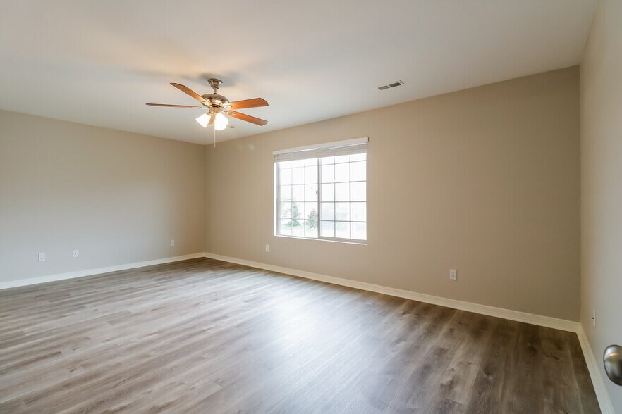 Building Photo - 558 Wellington Dr