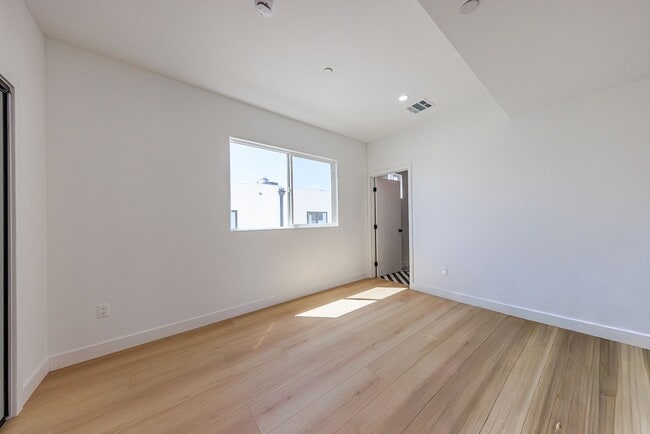 Building Photo - 2847 S Victoria Ave