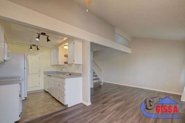 Building Photo - Cute townhome with 2 bedrooms - 1 1/2 bath...