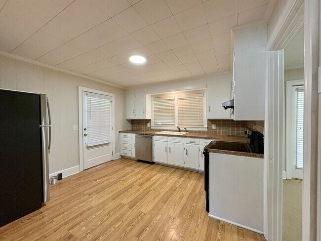 Building Photo - Adorable 2 Bedroom Home in the Heart of Nashville!
