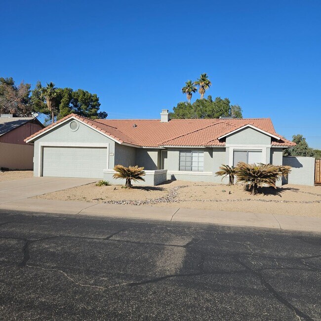 Building Photo - Living in Paradise within Peoria