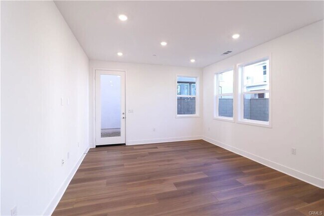 Building Photo - 418 Lobata